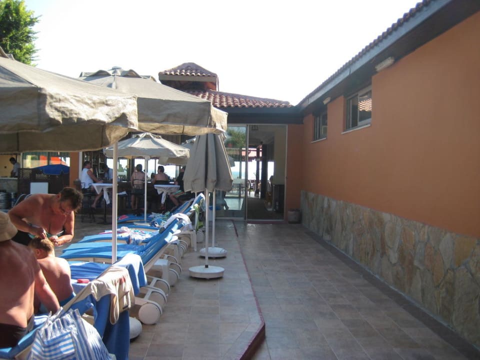 Weg zum Restaurant vorbe am Pool Özlem Garden Hotel