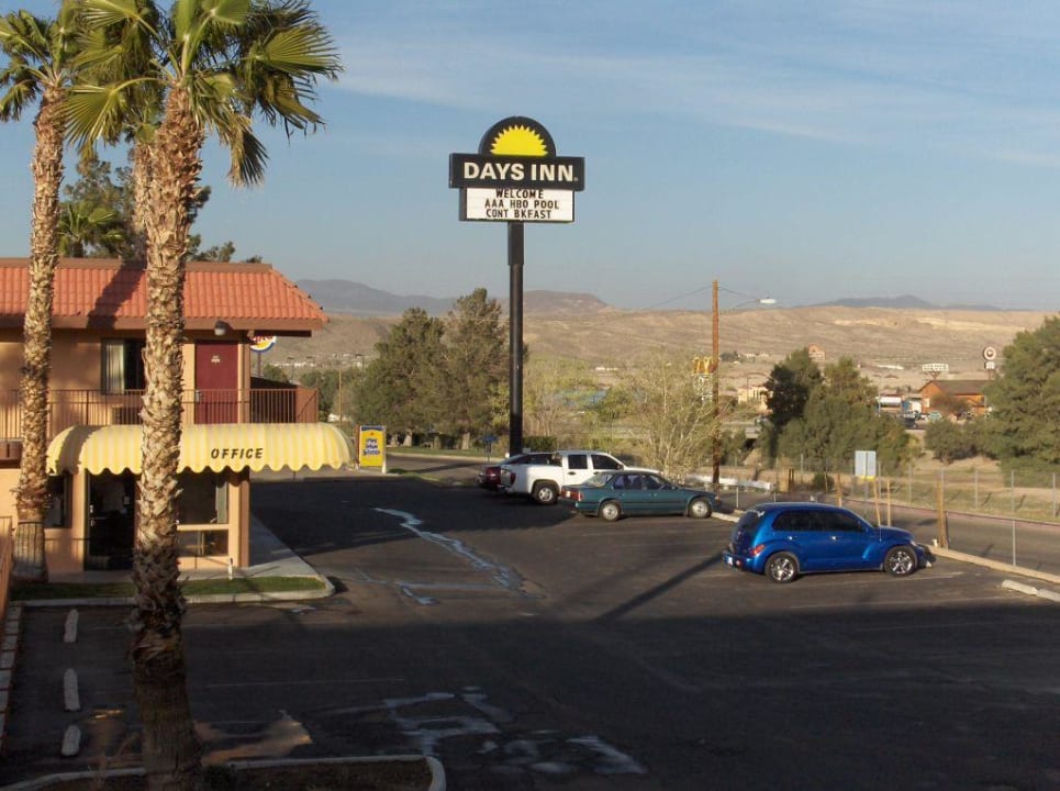 Aussicht auf Rezeption und Parkplatz Hotel Days Inn Barstow Ca