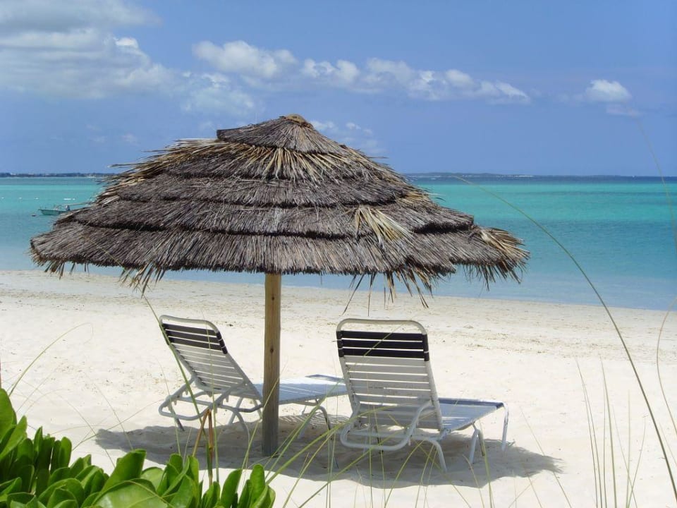 Strand und Sonnenschirm Hotel Sibonne Beach