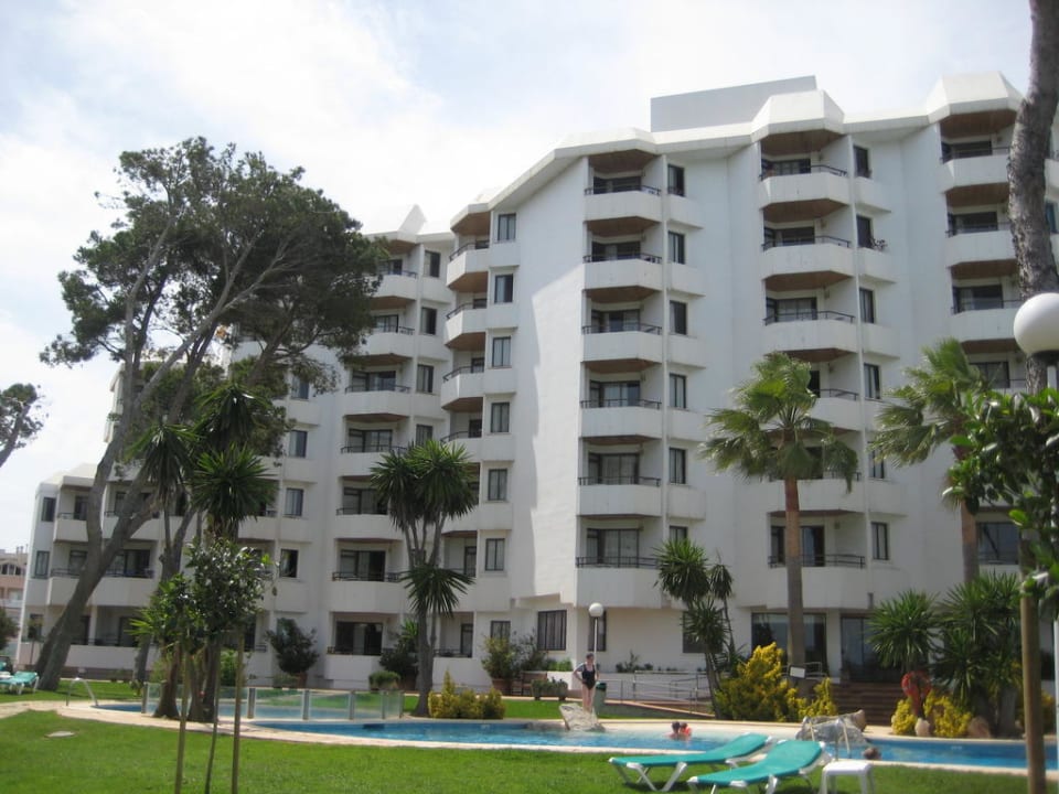 Blick vom Garten auf das Hotel Playa Esperanza Resort