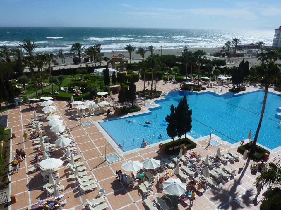 Schöner Ausblick auf Pool und Strand Iberostar Waves Málaga Playa