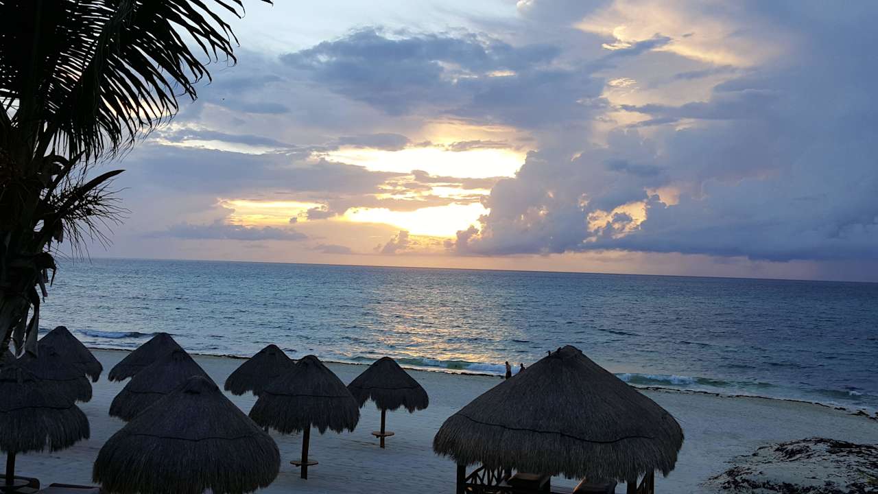 Morgendlicher Ausblick vom Zimmer auf Strand JOIA Paraiso by Iberostar