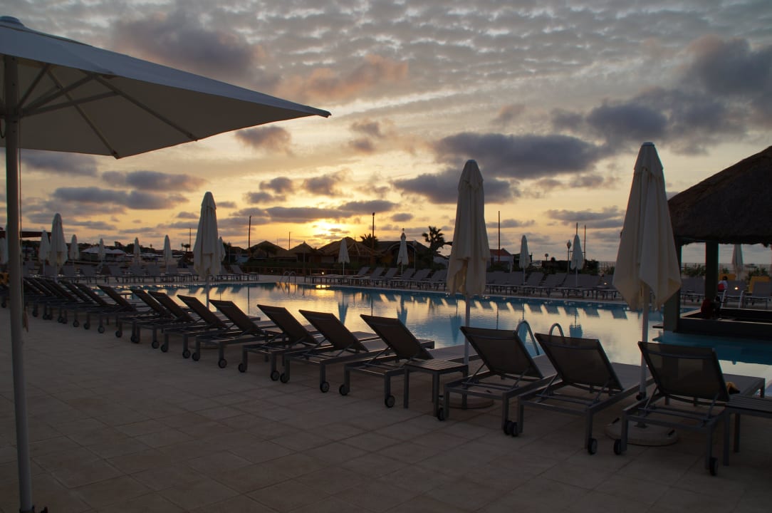 Pool mit Liegen Oasis Salinas Sea