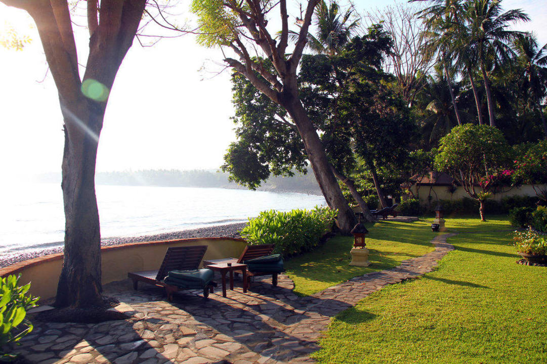 Vor den Seaview-Bungalows Alam Anda Ocean Front Resort & Spa