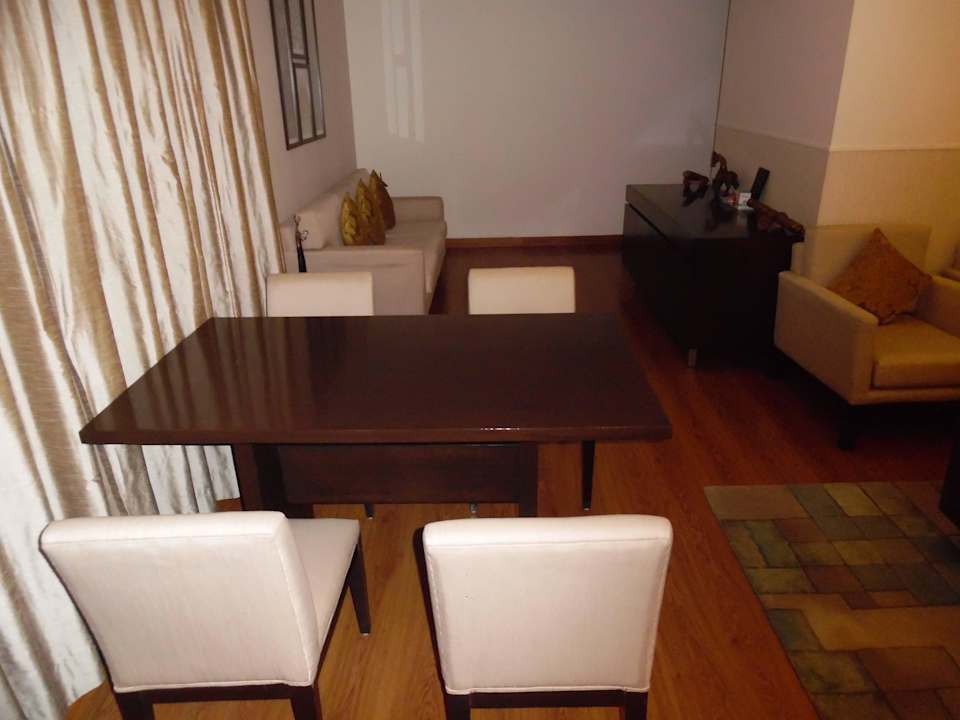 Suite 110 - Esstisch im Wohnzimmer Four Points Hotel by Sheraton New Delhi Airport Highway
