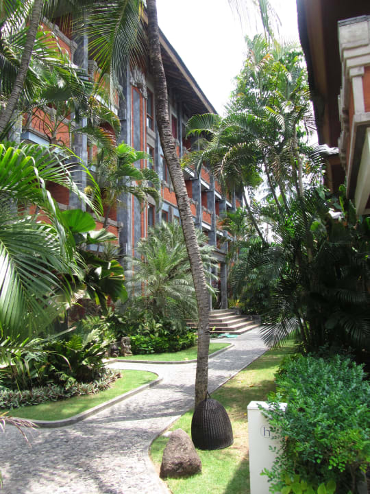 Mehrstöckiges Hotelgebäude - Haupthaus Bali Mandira Beach Resort & Spa