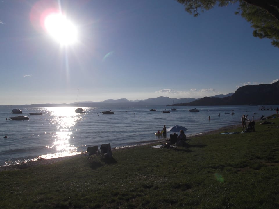 Die Liegewiese direkt vor dem Campingp La Rocca Camping Village
