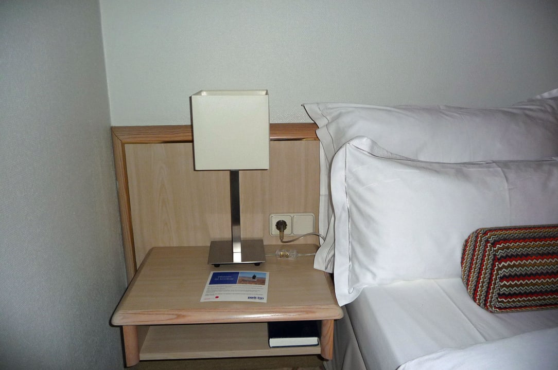 Steckdose neben dem Bett Mercure Hotel Düsseldorf Kaarst