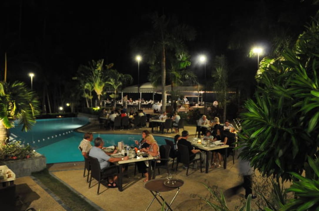 Abendessen am Pool Henann Resort