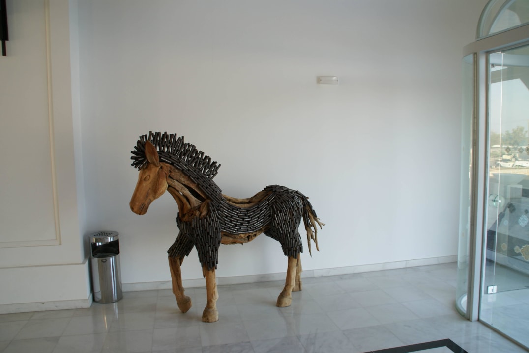 Kunst im Eingangsbereich Anemos Luxury Grand Resort