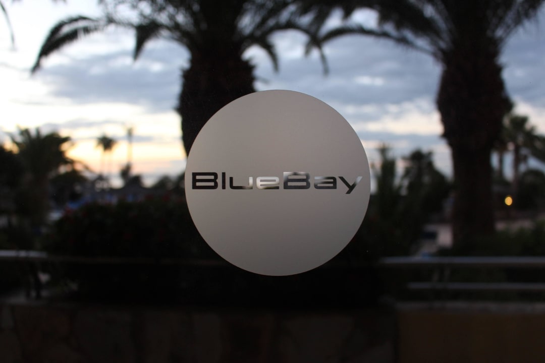 Ausblick + Name des Hotels BlueBay Beach Club
