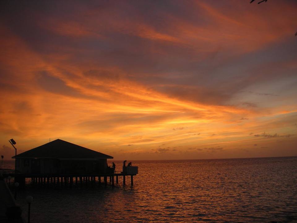 Die Tauchbasis bei Sonnenuntergang Eri Maldives