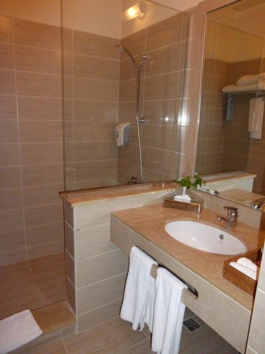 Bad im Familienzimmer Jaz Makadi Oasis Resort