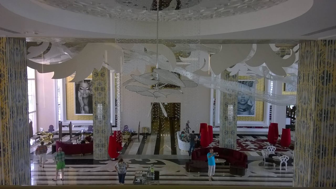 Aus der 1. Etage in die Lobby gesehen Azura Deluxe Resort & Spa Hotel