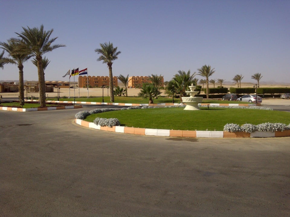 Przed hotelem Three Corners Sea Beach Resort