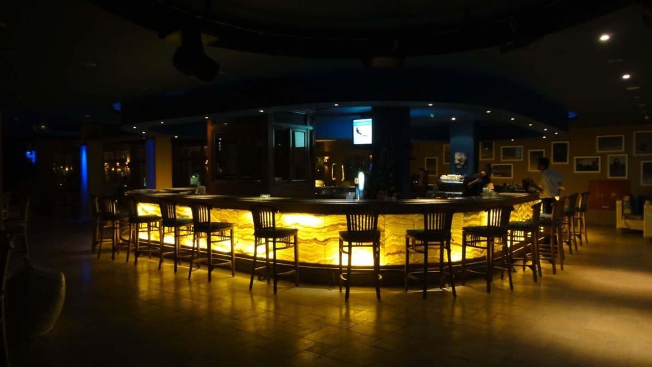 Bar The Breakers Diving & Surfing Lodge