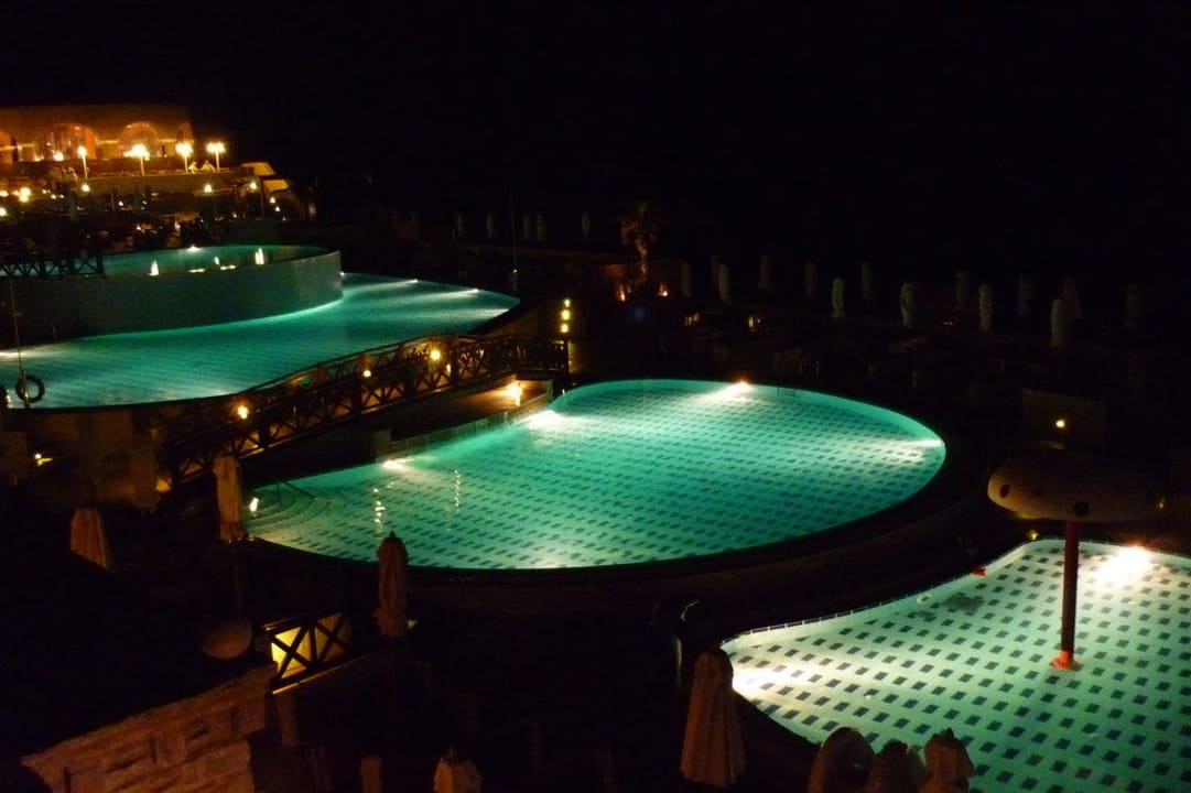 Pool bei Nacht Hotel Kalithea Horizon Royal