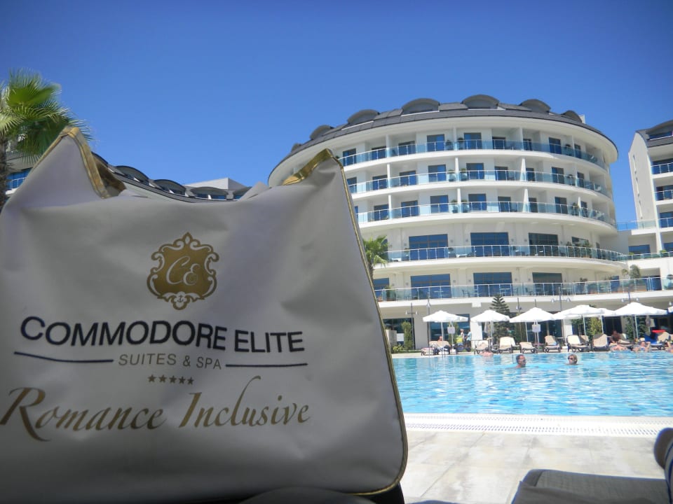 Poolanlage mit Hotel im Hintergrund  Commodore Elite Suites & Spa - Adults only