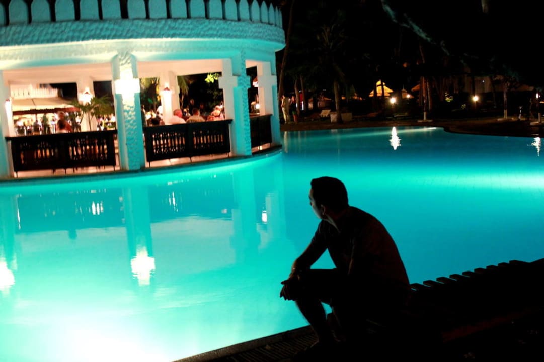 Basen nocą Hotel Southern Palms Beach Resort