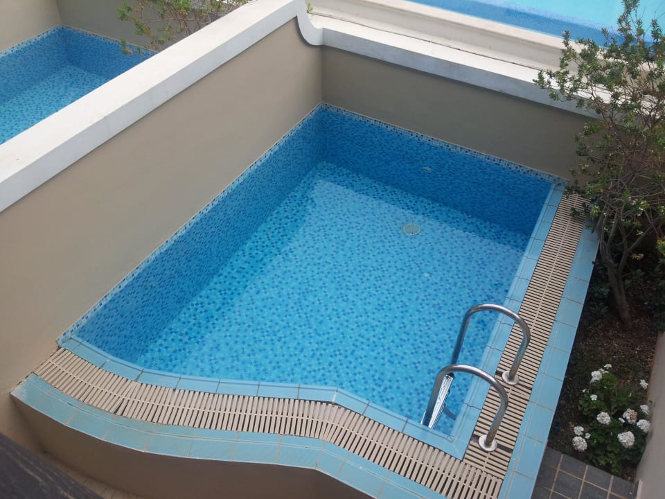 Mikrobasen obok pokoju na parterze Porto Platanias Beach Resort & Spa