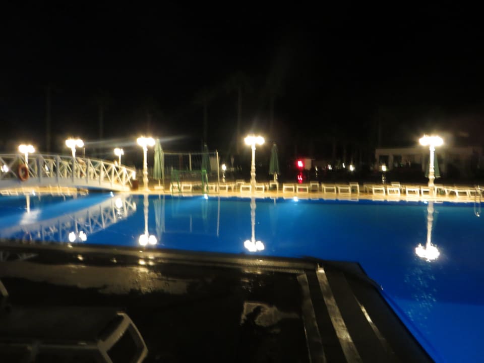 Eines der Pools bei Nacht IC Hotels Santai Family Resort
