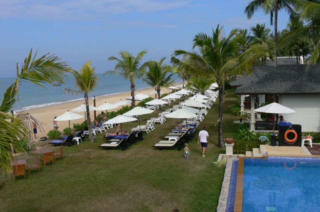 Liegewiese am Strand La Flora Khao Lak