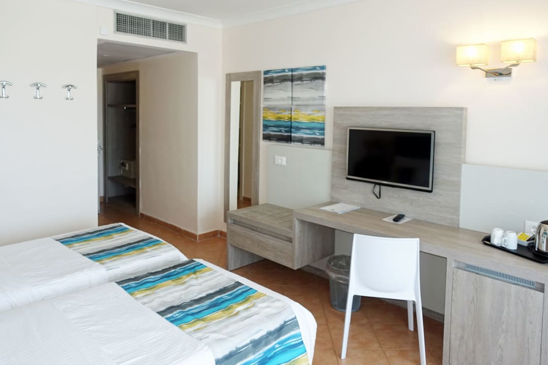 Schreibtisch mit TV, Minibar und Kofferablage Riviera Spa Resort - Adults Only