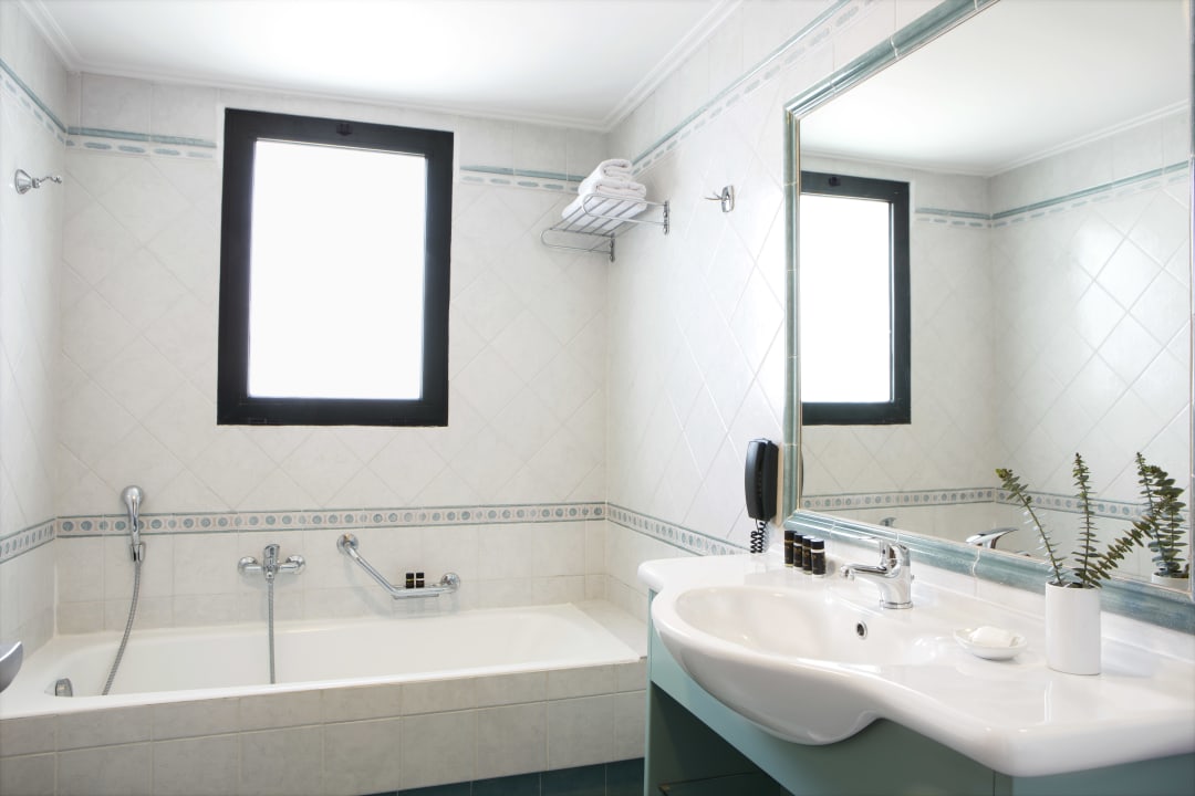 Zimmer Ramada by Wyndham Athens Attica Riviera