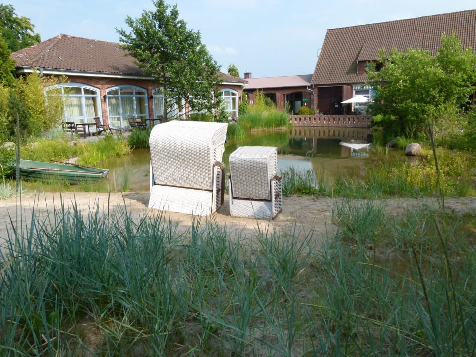 Strandkörbe am Teich EUT-IN Hotel Alte Straßenmeisterei