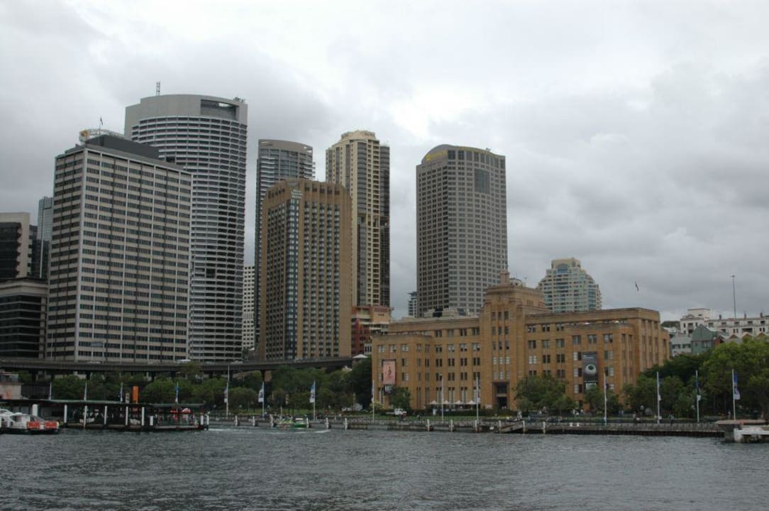 Blick vom Wasser auf das Shangri La Hotel Shangri-La Sydney