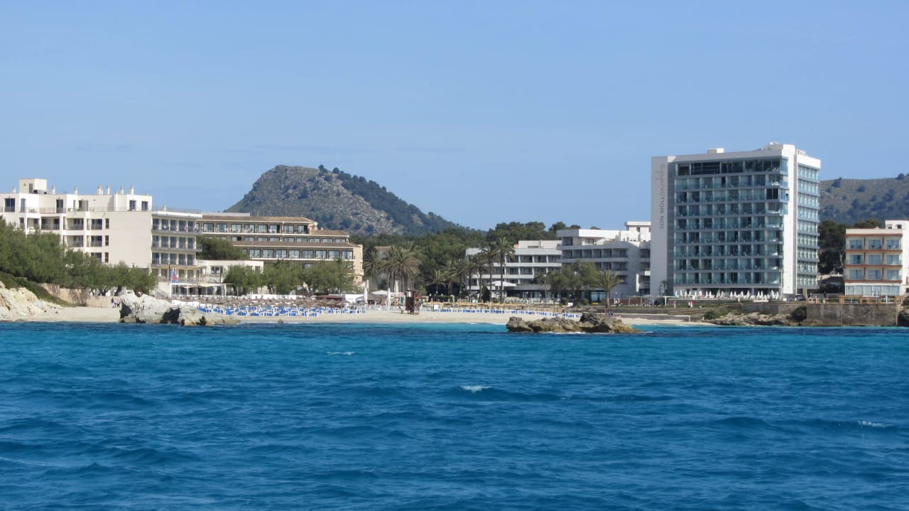 Hotel und Bucht vom Boot aus Son Moll Sentits Hotel & Spa