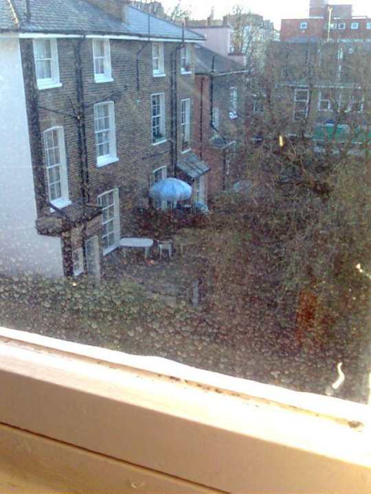 Schmutziges Fenster Hotel Umi