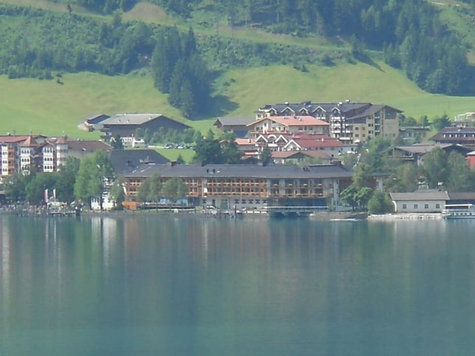 Hotel von der Seeseite, die Straße vom Achenpass aja Fürstenhaus am Achensee