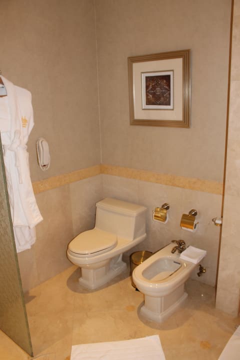 Bad linke Seite Emirates Palace Mandarin Oriental