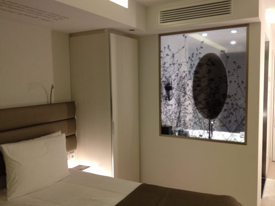 Blick vom Zimmer ins Bad Hotel Eurostars Book