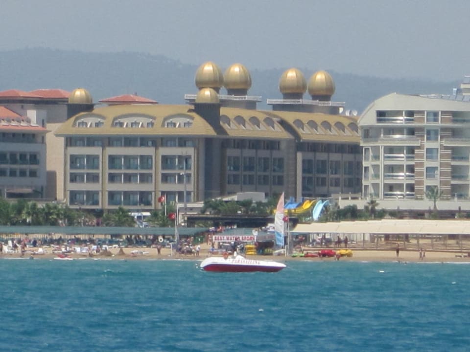 Blick auf das Hotel vom Meer aus Aydinbey Kings Palace & Spa