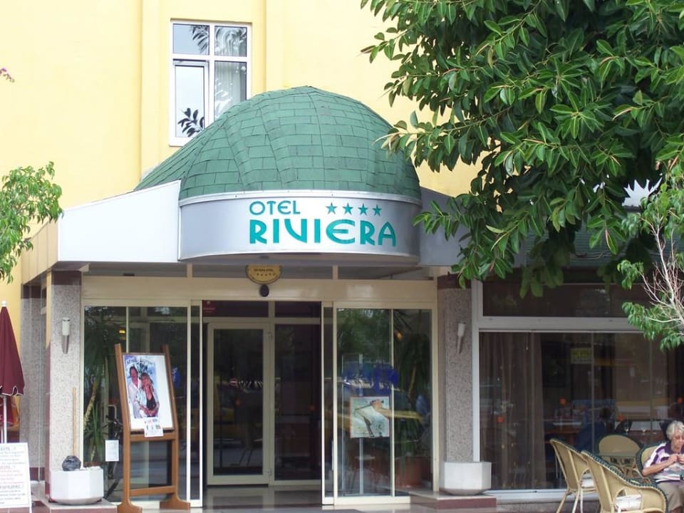 Eingang des Hotels Riviera Hotel & Spa