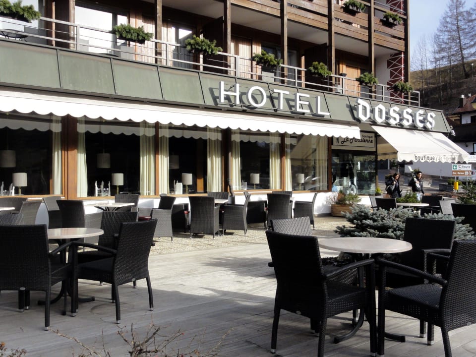 Terrassenplätze vor dem Hotel Vitalhotel Dosses