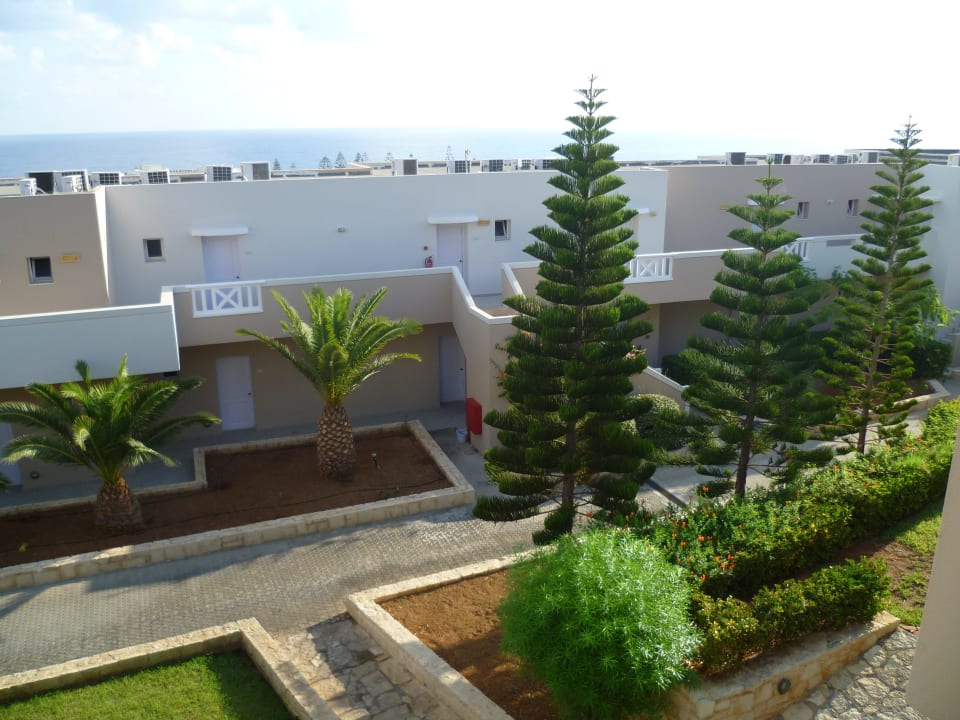 Blick vom Balkon 822 zum nächsten Wohntrakt Grand Hotel Holiday Resort