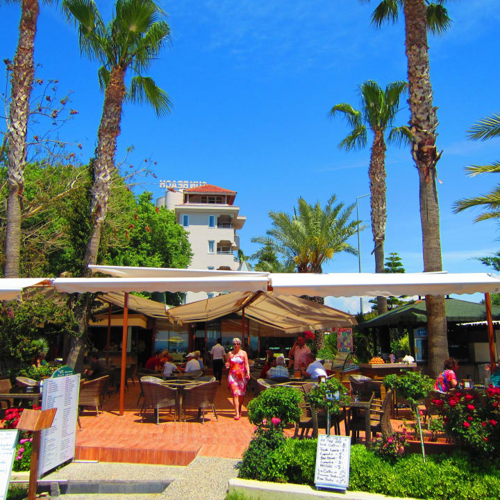 Terrasse und Hotel vom Strand aus gesehen Side Bay Hotel