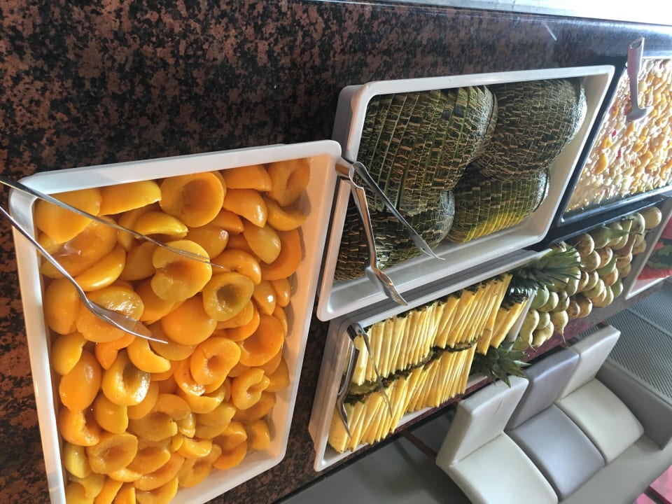 Teilweise Dosenobst, unappetitliche Melonen Hotel Mariant