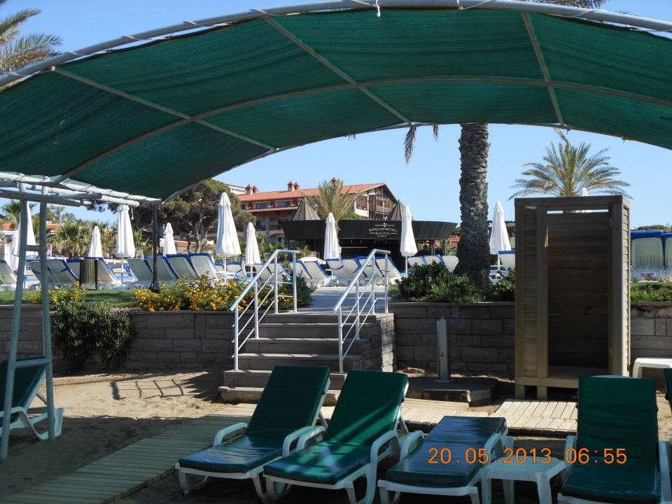 Auch am Strand stehen genügend Liegen Papillon Belvil