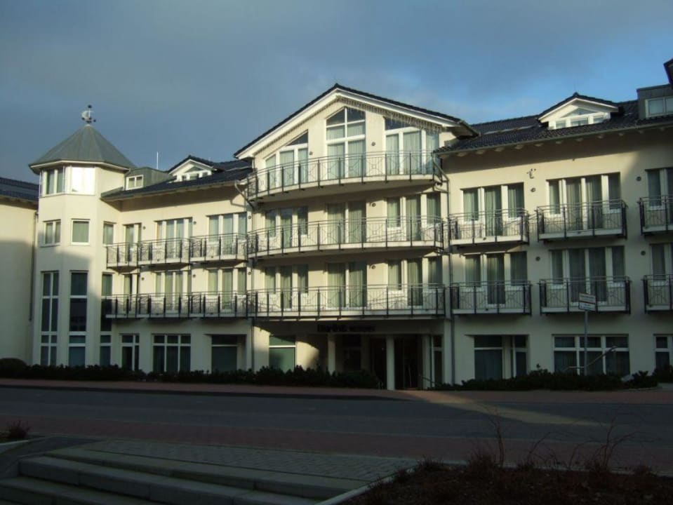 Hotelaußenansicht beim Eingangsbereich Dorint Strandhotel Binz