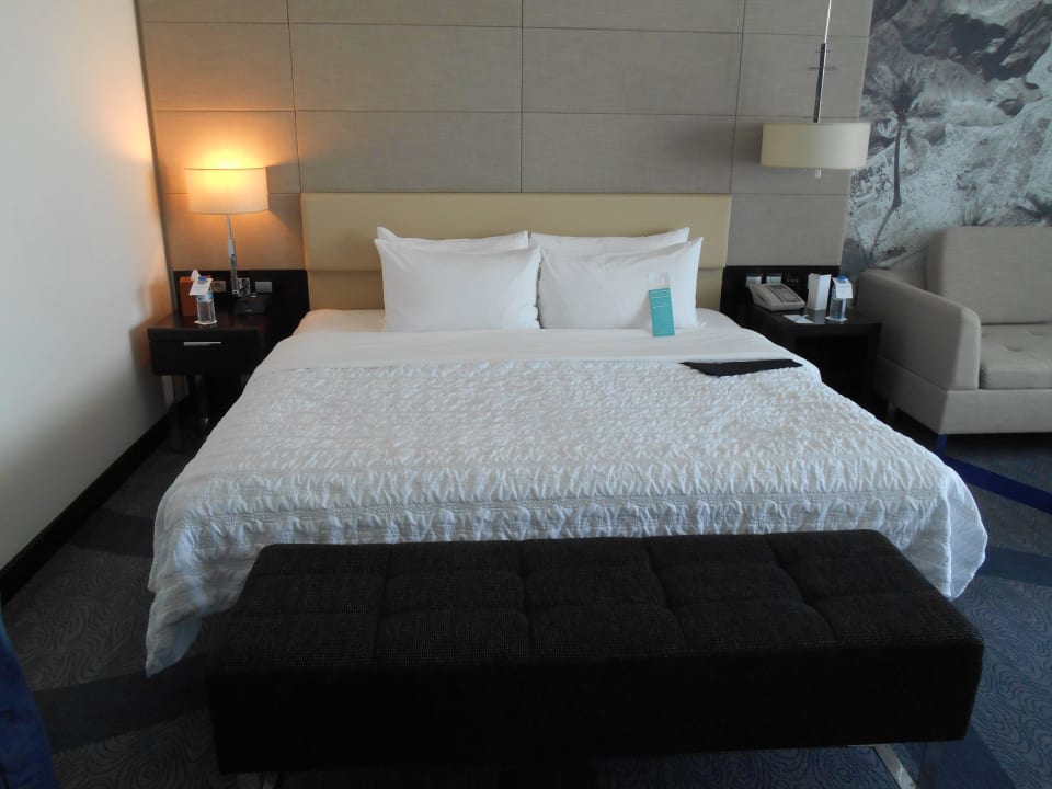 Bett Hotel Le Meridien Al Aqah Beach Resort