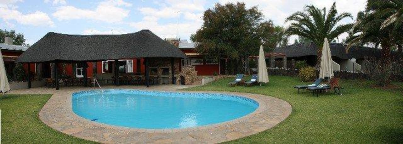 Blick auf den Pool und die Außenanlage Hotel Auas Game