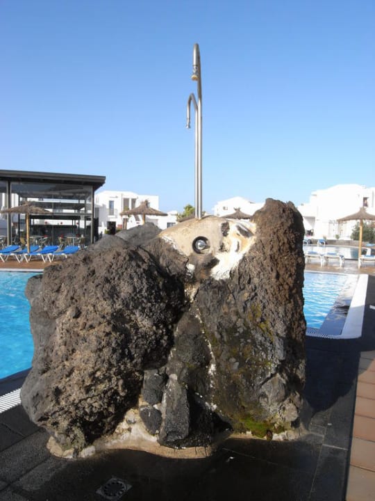 Dusche am Pool im landestypischen Stil Hotel Floresta