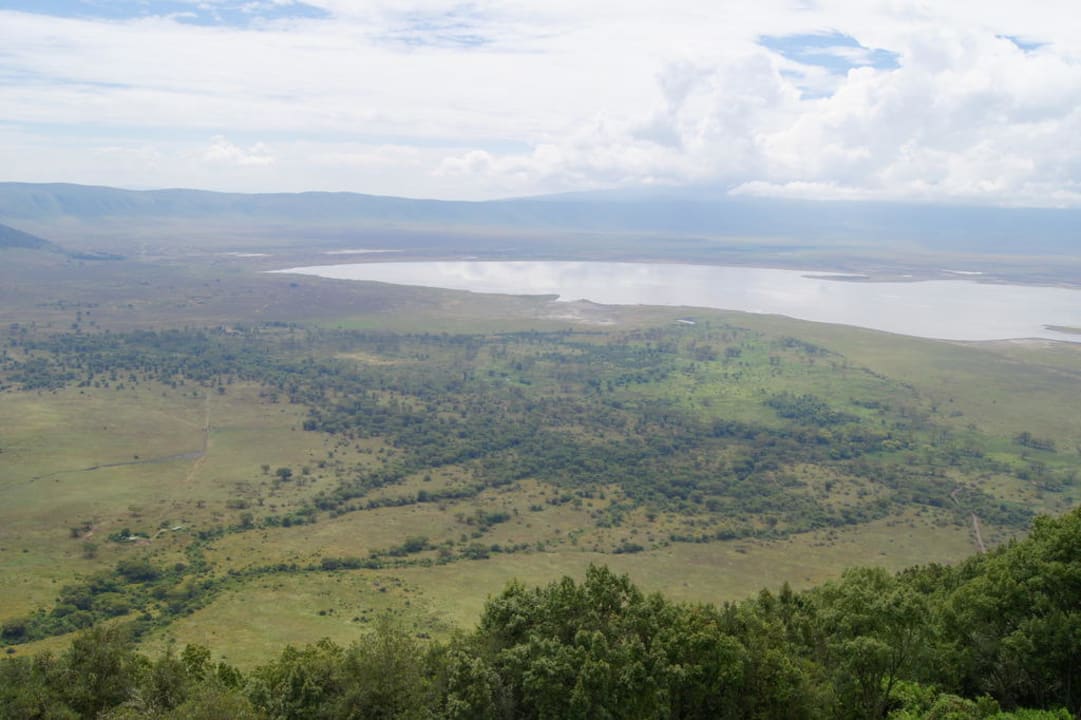Grandioser Ausblick von der Terrasse in den Krater Ngorongoro Lodge member of Meliá Collection