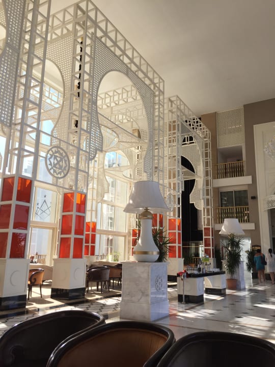 Lobby Well Palace Side