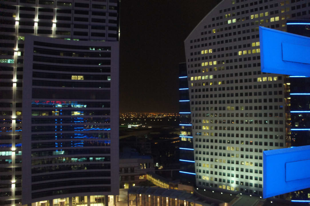 Abendliche Aussicht aus dem Badezimmer Crowne Plaza Dubai - Festival City by IHG