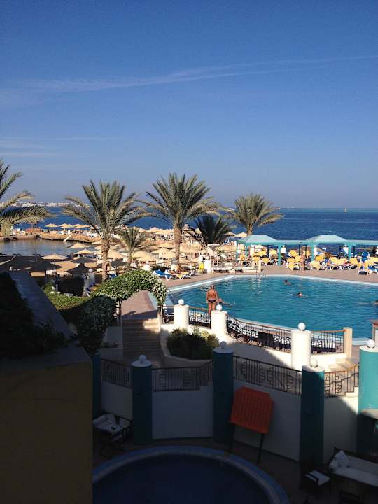 Бассеин. Вид из главного ресторана SUNRISE Holidays Resort (Adults Only)